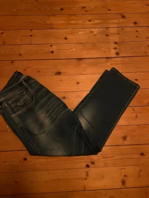 Replay jeans Anbass - Säljer ett par replay anbass i fint skick stlr 32 tveka inte på o höra av er pris är diskutertbart 