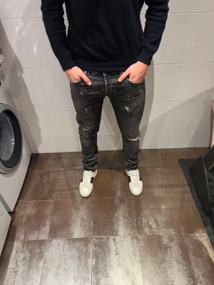 Dondup George - Dondup jeans passar mindre | Riktigt feta och populära jeans |Skick= 9,5/10 | nypris= 4000 kr | vårt pris= 899kr | Hör av dig vid minsta fundering!