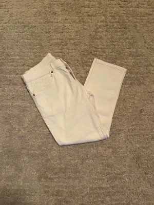 Dondup George  - Hej jag säljer ett par Dondup George jeans i riktigt snygg helvit färg perfekt för dig som vill ha ett par kvalitetsjeans med grym passform. Nypris ≈ 3000kr, mitt pris 899kr.  Skick: 9/10 Storlek: W34 Midja: 40cm Lår: 25cm Ytterlängd: 90cm Innerlängd: 64cm  Skriv gärna om du vill ha fler bilder eller har frågor!