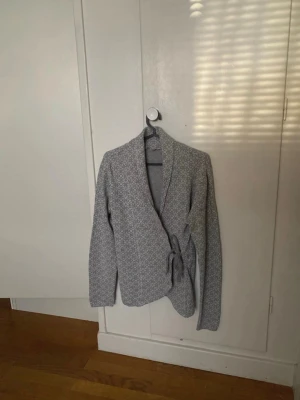 Omlottströja - Storleken är 36/38 men jag tycker att den är mera 40/42 Mått: Armhåla-Armhåla 48cm Längd 64cn Ärmlängd 64cm  Kolla gärna in min profil då jag säljer massor av kläder superbilligt! Tveka inte att höra av dig om du har frågor💕