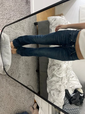 Marinblåa jeans - Marinblåa bootcut jeans i storlek 27x30, ifrån EMP.