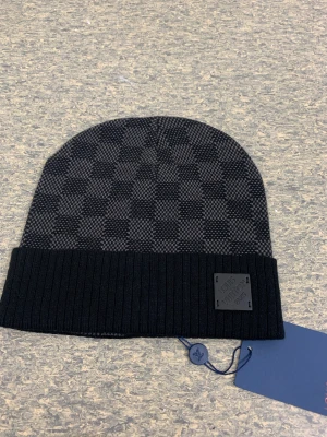 L och V mössa - Väldigt populär mössa under vintern pågrund av den vackra modell och dens extrem varma material, perfekt för dig som vill vara stillig och varm under vintern passa på!!