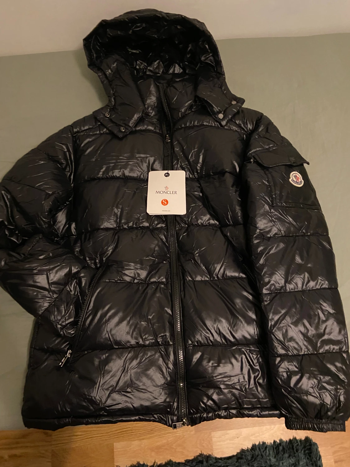 Svart Moncler pufferjacka med huva