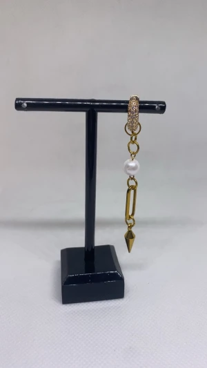 Enskilt örhänge🎀 - Superfint handgjort örhänge!💞Finns endast en av denna! Säljs för 49kr🥰Frakt: 18kr vid köp genom Swish💞