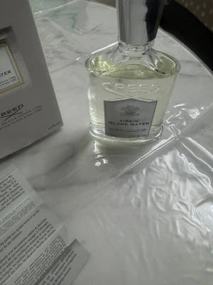 Creed Virgin Island Water 100ml - Virgin Island Water från Creed, 100ml. Flaskan är tillverkad i Frankrike och har en stilren design. Perfekt för dig som vill ha något exklusivt och unikt i din samling.