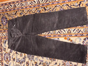 Svarta manchesterbyxor Dobber W31 L32 - Säljer ett par svarta manchesterbyxor från Dobber Longlife, modell '99. Byxorna har klassisk femficksdesign, raka ben och knappgylf. Materialet är mjuk manchester som ger en schysst retrovibe. Perfekt för dig som gillar vintage och streetstyle.