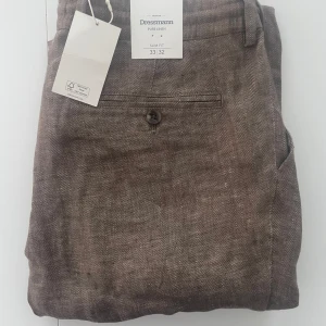 Linnebyxor  - Linnebyxor från Dressmann, helt nya!!! Moddel är 187cm skriv viid frågor 