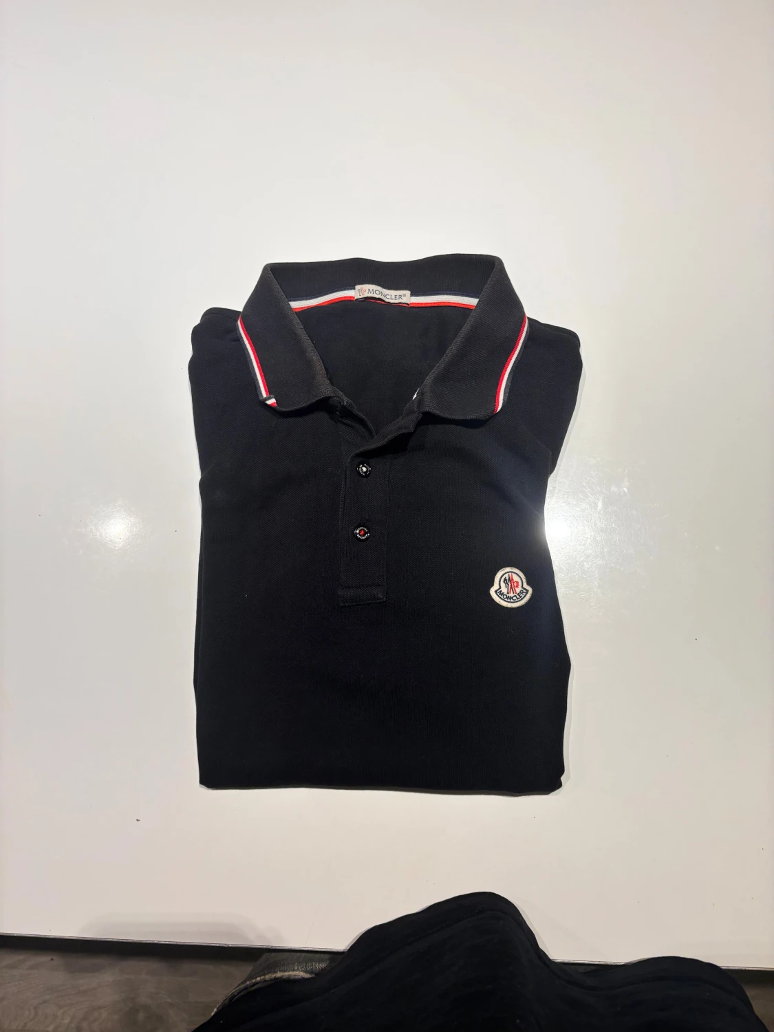 Svart pikétröja från Moncler