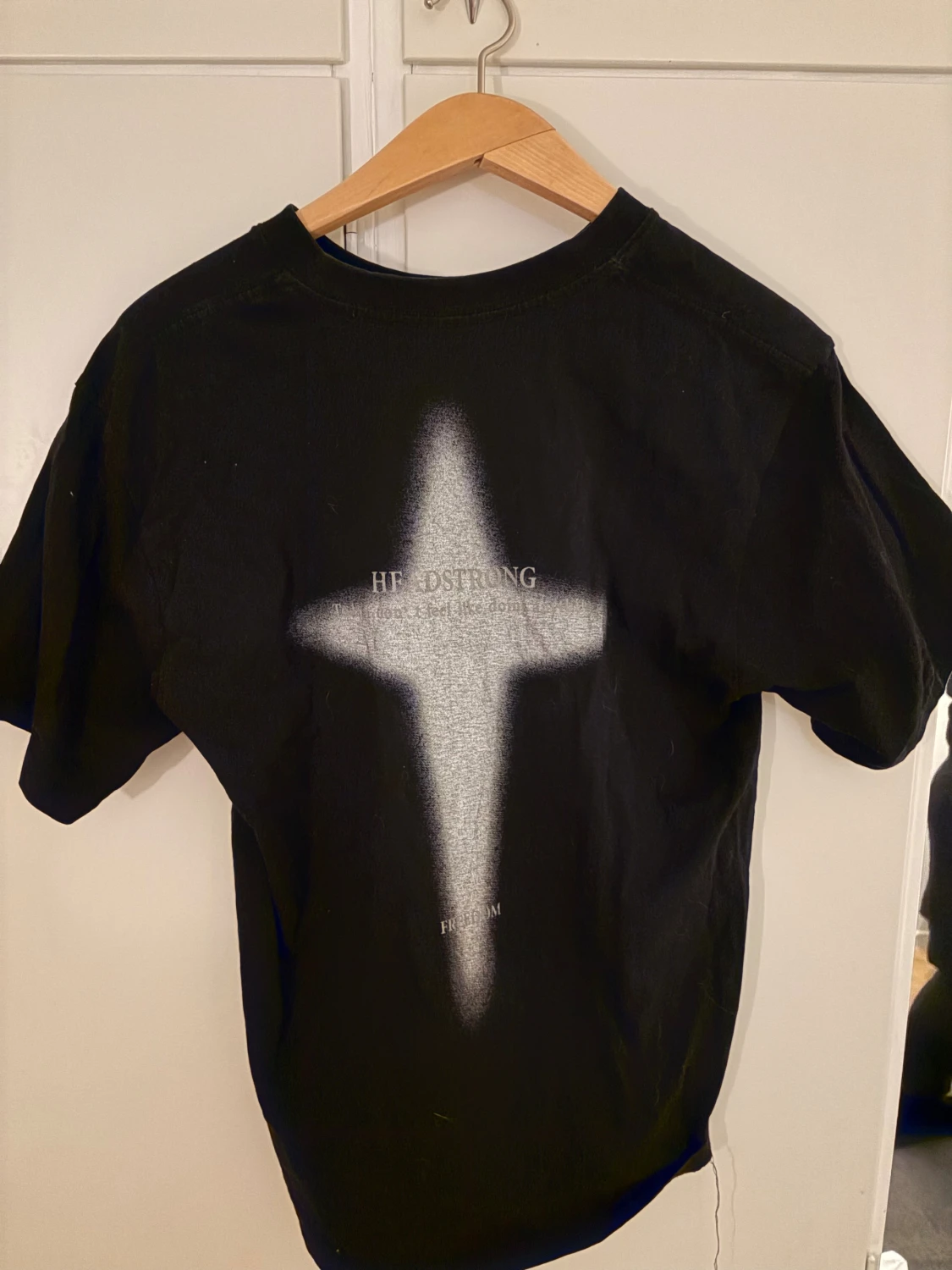 Svart t-shirt med vit korsdetalj