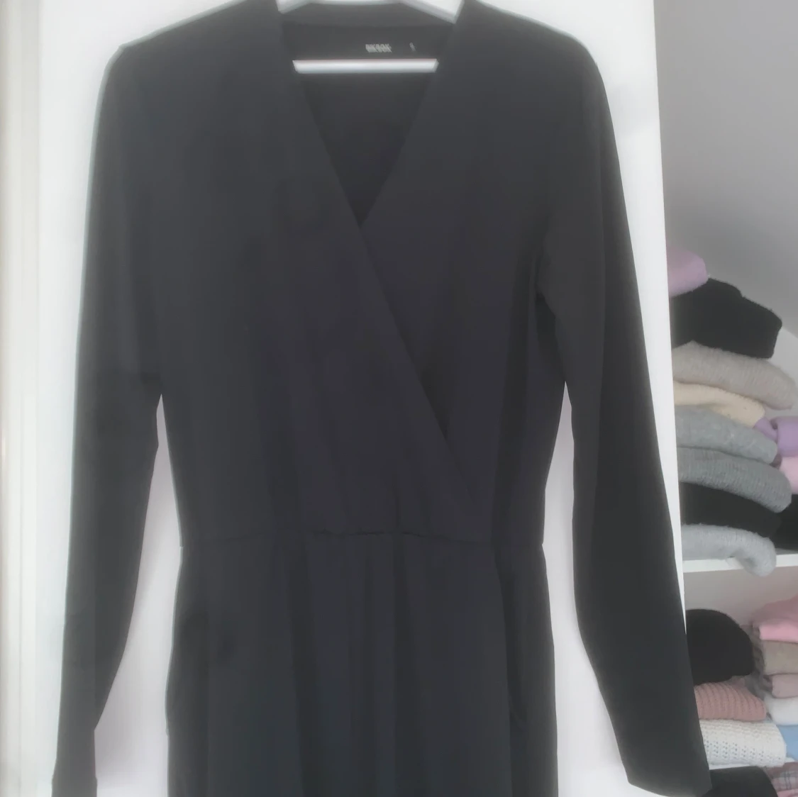 Svart omlottbyxdress från BikBok - 1