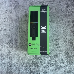 Streamplify gaming mic - Streamplify MIC är en högkvalitativ mikrofon med RGB-belysning, två ljudlägen och kardioid upptagningsmönster. Paketet innehåller stativ, shock mount och pop-filter. Produkten är i mycket gott skick för att den inte har används ofta utan synligt slitage eller defekter. Köpt september 2023
