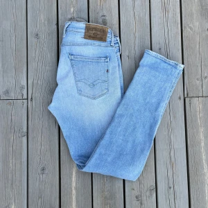 Replay Anbass  - Säljer nu dessa feta Replay Anbass jeans i storlek i W30 L32 |Skick 9/10 använda max 5 gånger | original pris 1600 men säljer för 550 | Hör av dig vid minsta fundering |