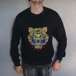 Kenzo tröja -  Kenzo sweatshirt – svart, i bra skick Exklusiv Kenzo-tröja i svart med klassisk design och bekväm passform. I fint skick och knappt använd perfekt för dig som vill ha en stilren, premium look utan att betala fullt pris 💸 Nypris betydligt högre säljes nu för endast 200 kr, först till kvarn ⚡ 