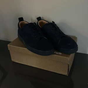 Christian Louboutin skor - Säljer dessa riktigt fräscha Loubs, storlek 42 men passar även 43. Använda väldigt lite så är i toppskick!  Kvitto finns! Tveka inte på att höra av dig vid några frågor! 
