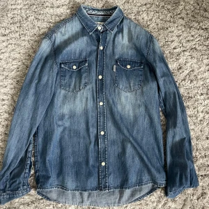 Jeansskjorta från Dobber i medium - Tja, säljer en sjysst jeans skjorta från dobber. Storlek M och i bra skicka. Skriv till mig vid minsta fundering, mvh Marius 😁