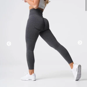 Mörkgrå seamless leggings från NVGTN XS - Mörkgrå seamless leggings från NVGTN i storlek XS. Hög midja och skugga under rumpan som framhäver den. 💗stretchiga! 