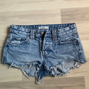 Pull and bear shorts  - Pull and bear shorts, säljs ej längre. Sällan använda och är i ett superfint skick!❤️