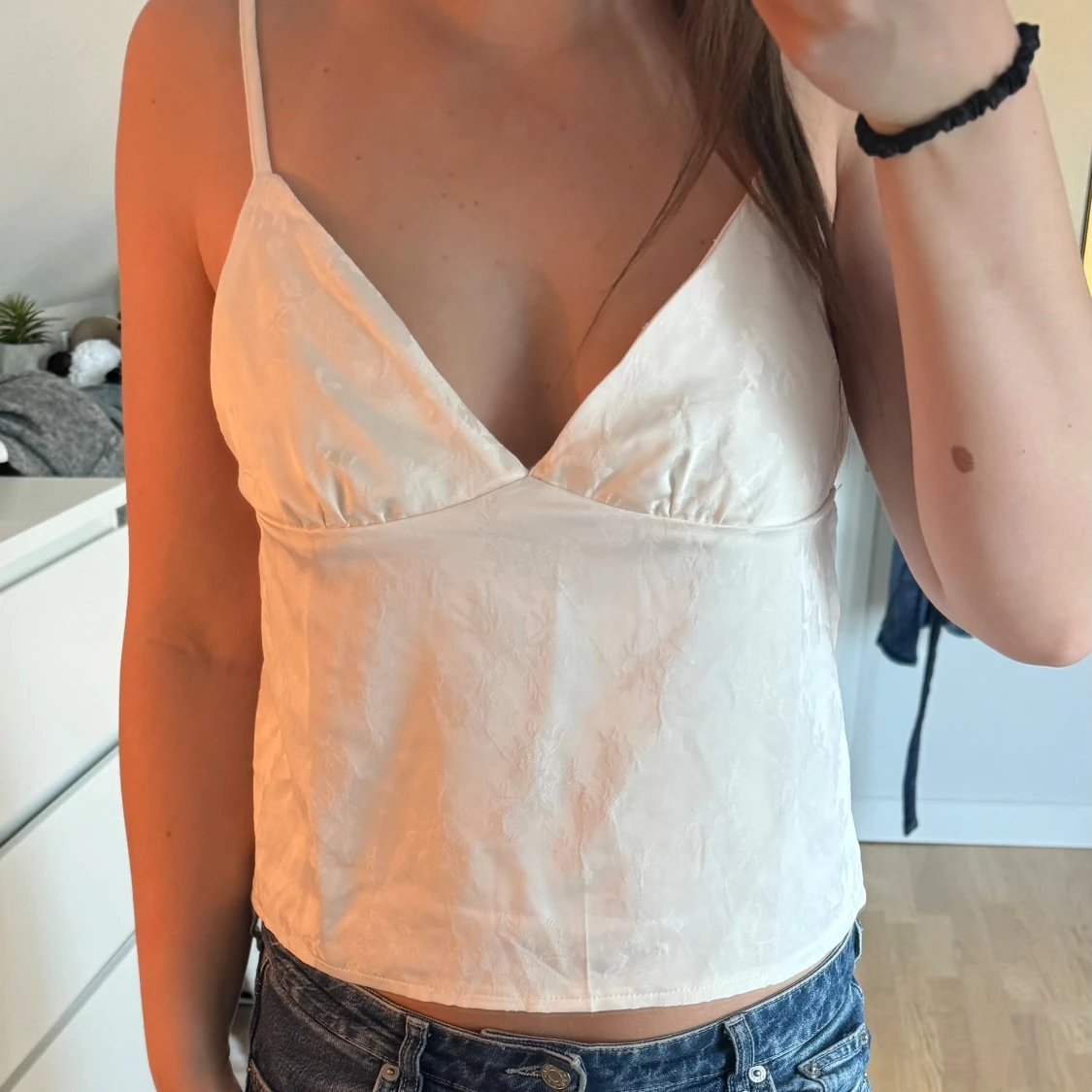 Vit linnetopp i satin - 3