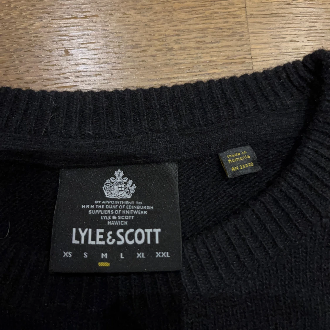 Svart stickad tröja från Lyle & Scott - 4