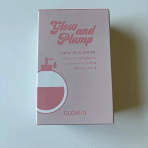Glow and Plump Glass Skin Drops - Glow and Plump Glass Skin Drops från GLOWiD ger en naturlig, återfuktad glow med lätt och byggbar textur. Perfekt som primer eller att blanda med foundation för extra lyster. Helt ny och oöppnad. 