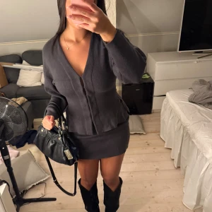 Mörkgrått set från Zara - Säljer ett jätte fint set från Zara!! Säljer både överdel och underdel för 350 kr💖