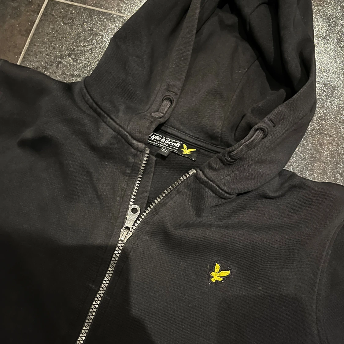 Svart hoodie från Lyle & Scott - 1