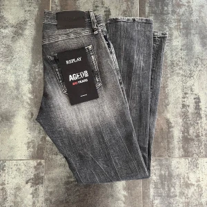 replay anbass aged 20 y - Säljer ett par riktigt snygga replay jeans i sällsynt modell, (aged 20) riktigt snygga slitningar och färg. Aldrig vart använda och i helt nyskick med tag. Nypris på dem är 2499 och mitt pris är 1299, bara höra av sig vid frågor eller funderingar.