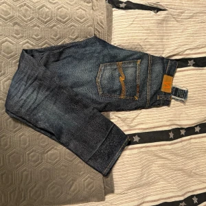 Nudie jeans  - Hej säljer mina nudie jeans då jag inte använder dem längre, dem är jätte fina och är i jätte bra skick!