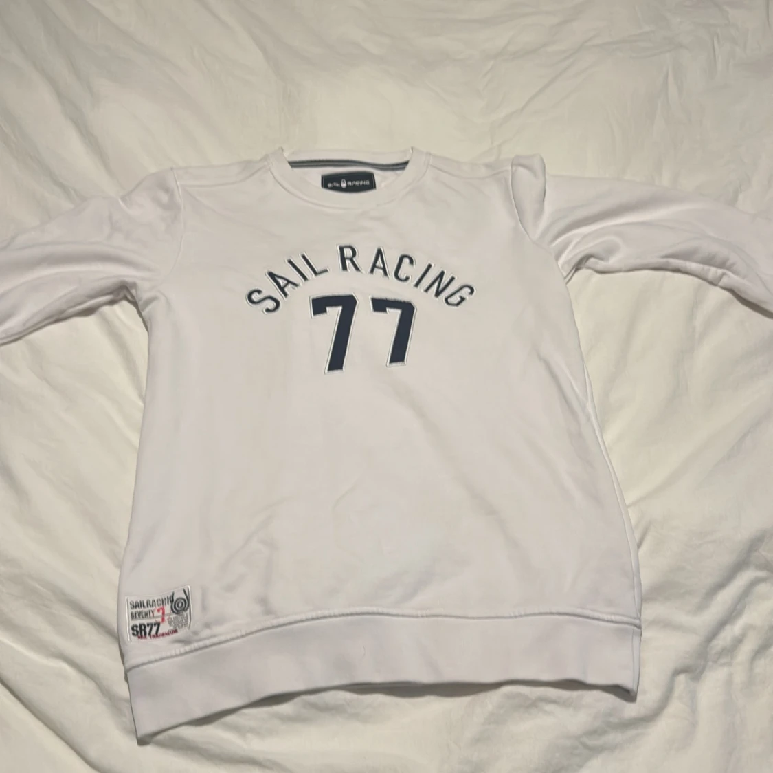 Vit Sail Racing sweatshirt med tryck . Använd en gång!