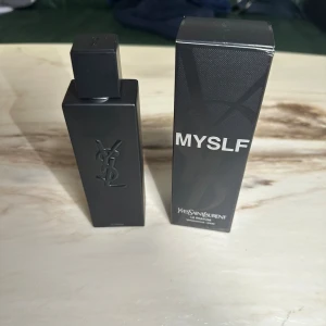 YSL MYSLF Le Parfum 100ml - Snygg och stilren parfym från Yves Saint Laurent, MYSLF Le Parfum i 100ml. Flaskan är matt svart med YSL-logga i relief och har en fyrkantig, modern design. Kommer med originalkartong i matchande svart. Perfekt för dig som gillar exklusiva dofter.