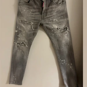 Grå Dsquared2 jeans med slitningar - Grå jeans från Dsquared2! Självklart äkta 100%, vid funderingar är det bara att höra av sig!