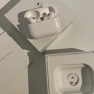 AirPods Pro 2 - Min son ville inte ha dem sà säljer dom billigt. De är äkta och direkt frän boxen. Ni är välkomna att prova dom. Den gär att fraktas annars finns i Eskilstuna. Det finns även kvitto frän Apple. Priset gär att diskutera. Välkommen för fler bilder.