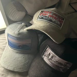 Velvet kepsar 3-pack - Säljer 3 olika velvetkepsar i ett paket, de har alla tre en vin på sig, två kepsar kommer från revenite o sen från contore, säljes då de inte används