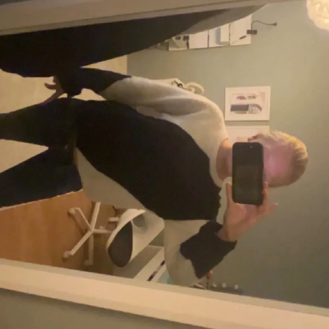 Svart och vit stickad tröja - 2