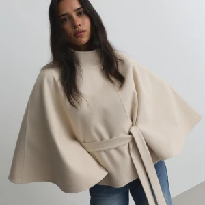 Beige kappa från Nelly  - Slutsåld kappa från Nelly, helt ny och endast testad!💓