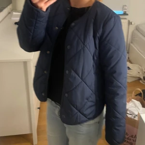 Mörkblå jacka - Säljer en mörkblå jacka från Nelly då den inte kommer till användning 💗 den är endast använd fåtal gånger och är i bra skick, perfekt till våren eller hösten!