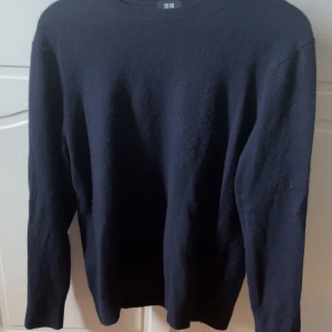 Blå Kashmir tröja - Säljer en blå 100% Kashmir tröja från uniqlo. 