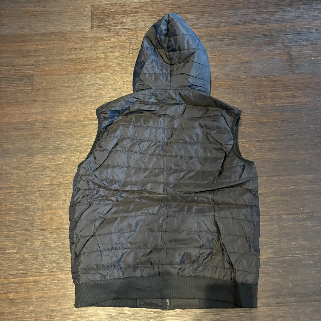 Svart quiltad dunväst från J.STYLE - 1