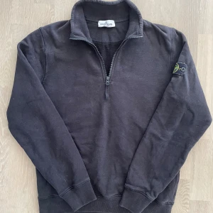 Stone Island quarter zip - Säljer nu min Stone Island quarter zip. | Fint skick men använd. | Barnstorlek men pasar XS-S. | OBS mindre badge då det är barnstorlek. | Släng iväg en signal vid funderingar så svarar jag snabbt. |