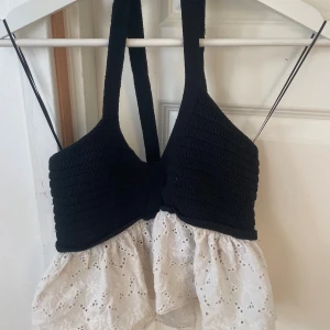 Zara topp - Topp med stickad överdel och breddad underdel & med knyt i nacken ifrån Zara, stl S. Svart/beige