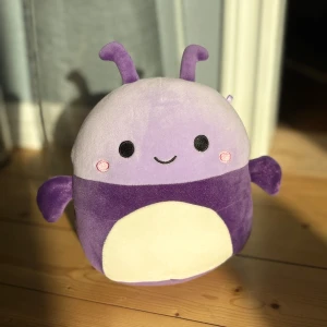 Squishmallow Axel the Purple Beetle - Squishmallow – Axel the Purple Beetle💜 Perfekt för samlare eller som mysigt gosedjur! 	•	Storlek: 19 cm 	•	Skick: Som ny – inga fläckar, inte använd 	•	Har endast stått i fönsterkarmen 	•	Alla tags/lappar är tyvärr inte kvar  ✨ Pris: 100 kr ✨  Mjuk, squishig och redo för ett nytt hem!💜