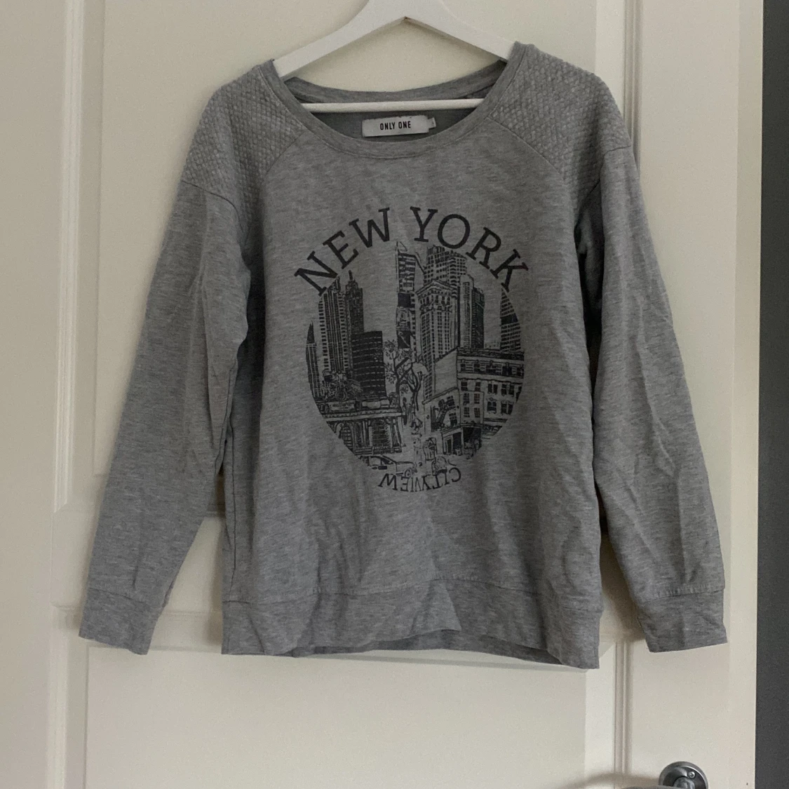 Grå sweatshirt med New York-tryck