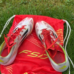 Adidas F50 fotbollsskor elite - Säljer ett par Adidas F50 ELITE! fotbollsskor som är använda i månad bara, säljer pågrund av att växt ur dessa och om du köper de så skickas de samma dag, priset är inte hugget i sten 🪨 så om du undrar något är du varmt välkommen att fråga! Obs nya kostar dessa 2600! Köpte de på unisport. 