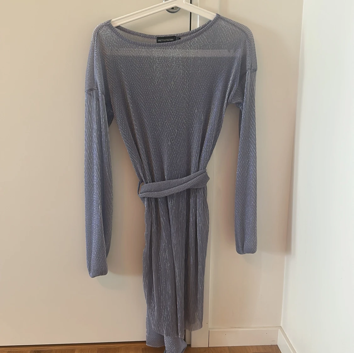 Lila glittrig långklänning PrettyLittleThing