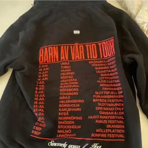 SÖKER!! - Jag söker barn av vår tid tour hoodien och även montauge hoodien i strl S, M funkar också. Det ska vara ett rimligt pris, så inte för 2000 kr/st. 