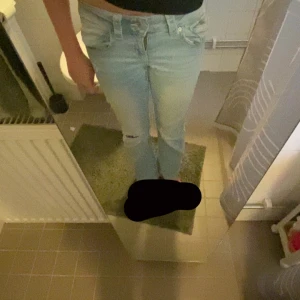 Ljusblå low waist bootcut jeans Gina Tricot - Super snygga low waist jeans från Gina i storlek 152!! OBS!! Litet hål vid ena fickan där bak men går säkert att fixa! Säljer pga att de är för korta