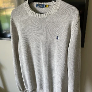 Ralph lauren tröja - Säljer en stickad Ralph lauren tröja i storlek S i en grå färg. Tröjan kan även passa M! Den är aldrig använd och i nyskick, skriv vid frågor!