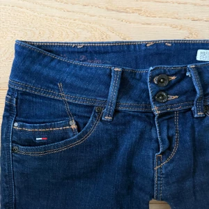 Tommy hilfiger jeans💓 - Säljer dessa skitsnygga tommy hilifiger jeansen som är i superfint skick!! Perfekta nu till hösten i fin färg😍 Skriv gärna om ni har fler frågor🥰