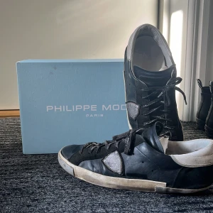 Philippe Model skor - Philippe model skor till salu, lite defekt på sula men inget man märker, annars fräscha. Storlek 43/44 Lådan medkommer