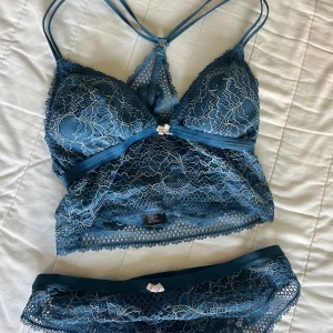 Blått spets-set / bh och underdel - Supersnygg blått spetsset, oanvänt i storlek 36